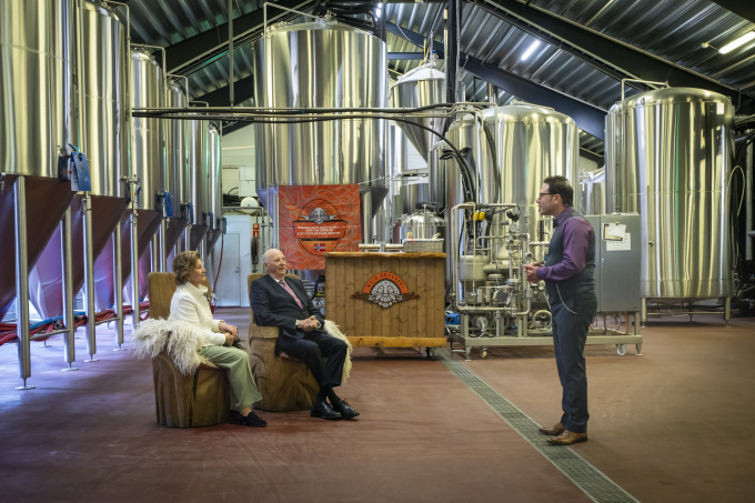 Kongeparet fikk høre om reisen til det populære bryggeriet Ægir. (Foto: NTB / Heiko Junge) 